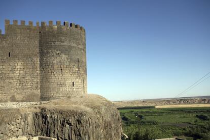 Los alrededores de la ciudad fortificada de Diyarbak?r, situada en un escarpe del curso superior del ro Tigris, llevan habitados desde la Edad de Piedra. Los restos arqueolgicos de ?ay?n revelan vestigios del Neoltico tardo; gobernantes asirios, urartu, medias, selucidas y partos dirigieron esta urbe, centro importante de los periodos helenstico, romano, sasnida y bizantino y, ms adelante, otomano e islmico, hasta la actualidad. El sitio comprende el tell de Amida (que es como rebautizaron a Diyarbak?r los romanos, que ganaron su control en el 66 a.C), llamado ??kale (castillo interior); las murallas de Diyarbak?r, de 5.800 metros de longitud; torres, puertas, contrafuertes; y 63 inscripciones que datan de diferentes periodos histricos. Completan el conjunto los jardines de Hevsel, que unen la ciudad al ro Tigris y abastecen a la ciudad de vveres y de agua. En la foto, el castillo de Diyarbakir.