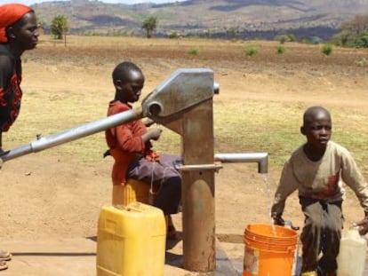 Una mujer saca agua de un pozo en Dzaleka.