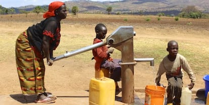 Una mujer saca agua de un pozo en Dzaleka.