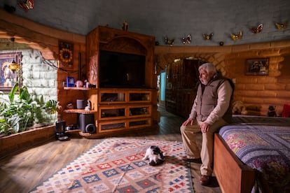 Jaime Maussan en su habitación, con paredes circulares de ladrillo de adobe tecnificado y techo en cúpula. 