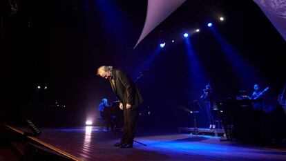 Serrat saluda al público de Barcelona este martes.