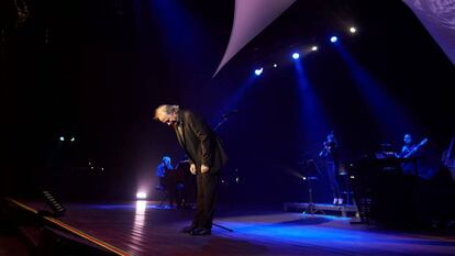 Serrat saluda el públic de Barcelona, dimarts.