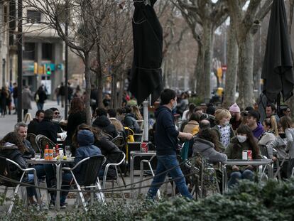 Las terrazas llenas en el paseo de Sant Joan de Barcelona, en el último fin de semana de confinamiento municipal.