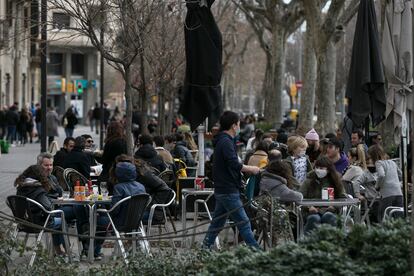 Las terrazas llenas en el paseo de Sant Joan de Barcelona, en el último fin de semana de confinamiento municipal.