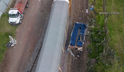 Autoridades han explicado que la parte frontal del autobús quedó al sur de la carretera, la parte trasera está al norte y que un tercer pedazo se lo llevó la locomotora por delante, que aún sigue detenida en las vías.