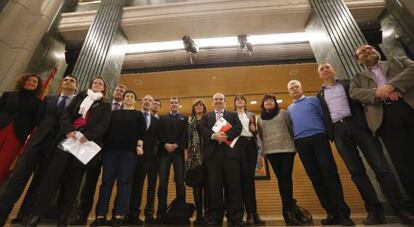 Un grupo de diputados y alcaldes, en el Congreso este viernes antes del acto que escenific&oacute; su rechazo a la reforma local. 