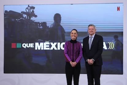 Claudia Sheinbaum y el CEO de Netflix, Ted Sarandos, esta mañana en el Palacio Nacional.