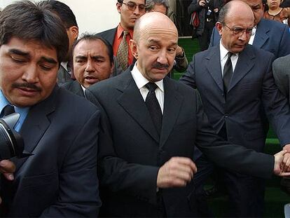 El ex presidente Carlos Salinas de Gortari (centro), el martes durante el funeral de su hermano Enrique.