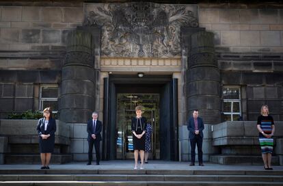 La primera ministra escocesa, Nicola Sturgeon, guarda un minuto de silencio por los sanitarios víctimas del coronavirus, en Edimburgo, este martes.