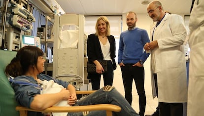 Iniesta i la seva dona visitant una mare amb el seu nadó.