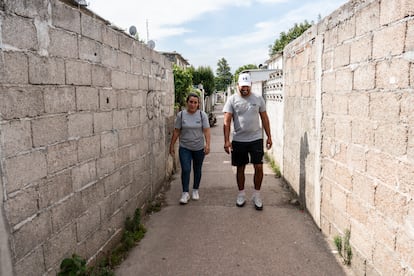 Fernanda Pérez y Maximiliano Pereira son interruptores de violencia y hacen recorridos por el barrio Cerro Norte.
