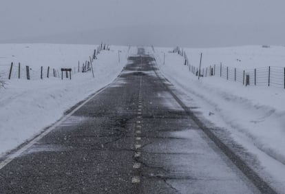 Gran nevada caída durante todo el sábado en la sierra madrileña. En la imagen, el puerto de La Morcuera.