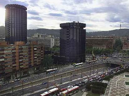 Las dos torres que albergan la sede central de La Caixa, en la Diagonal de Barcelona.