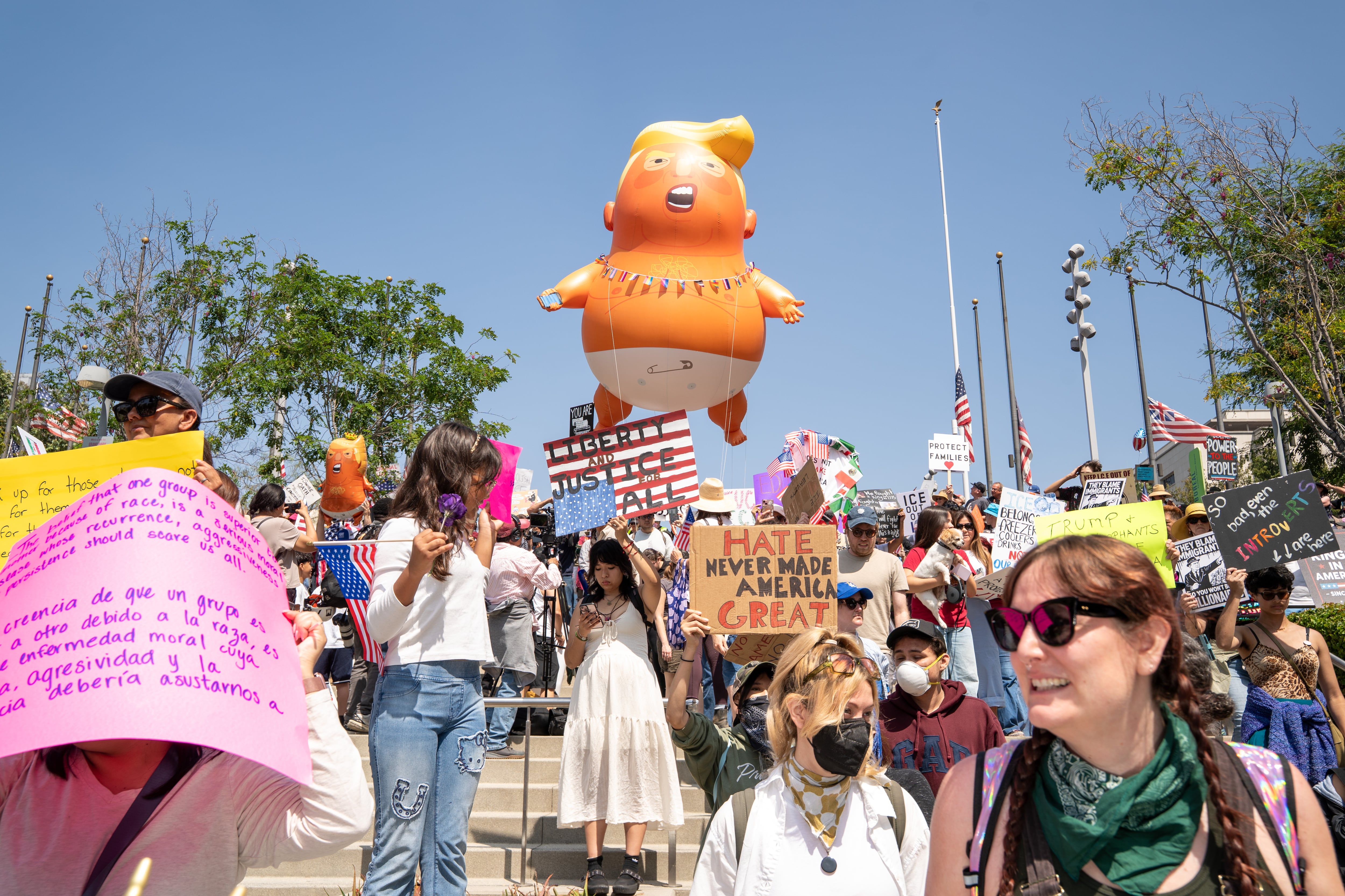 Un cumpleaños, un desfile militar, dos asesinatos y 2.000 manifestaciones: un día más en la ‘Banana Republic’ de Trump