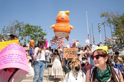 Manifestantes contra el presidente Donald Trump en Los Ángeles, el 14 de junio.