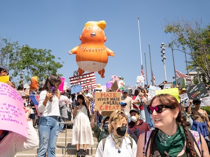 Manifestantes contra el presidente Donald Trump en Los Ángeles, el 14 de junio.