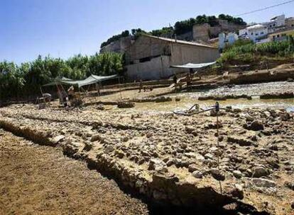 Una vista del yacimiento arqueológico en el que destaca una vía romana de cinco metros de ancho, en Dénia.