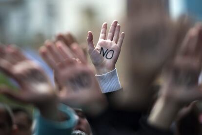 Estudiantes con la palabra "No" escrita en las palmas de las manos se manifiestan frente al Parlamento en Nicosia (Chipre).