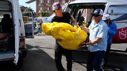 Jim Morrison traslada del cuerpo de Hilaree Nelson de un helicóptero al hospital de Katmandú (Nepal), este miércoles.