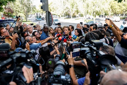 La portavoz de Vox en la Asamblea de Madrid, Isabel Pérez Moñino, responde a la prensa ante el centro de menores de Hortaleza (Madrid), este martes.