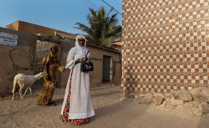 Mujeres senegalesas caminan en el pueblo de Ngor, de 400 años, en el extremo más occidental de África, Dakar, (Senegal). Los resultados preliminares en las elecciones presidenciales indican que el presidente en ejercicio, Macky Sall, ha obtenido más del 50 por ciento de los votos para su segundo mandato en el cargo.