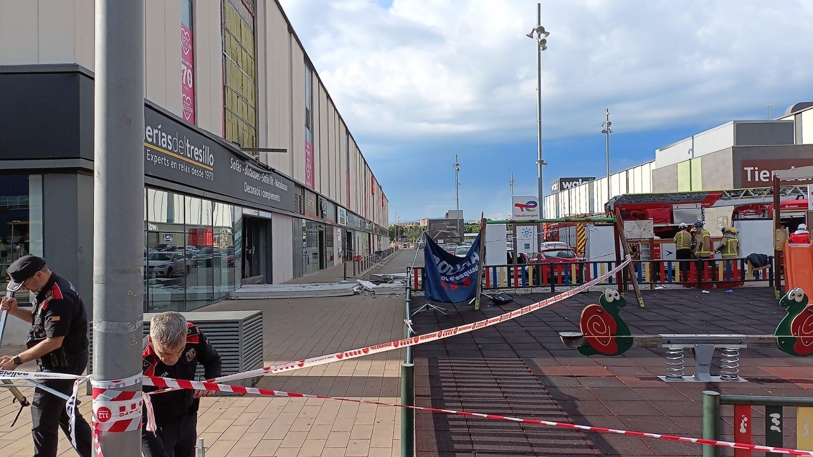 Un hombre muere al caerle encima una placa de hormigón en el centro comercial Via Sabadell 