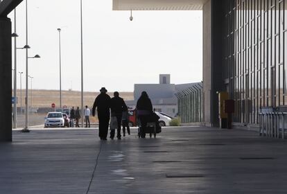 Los viajeros, recién aterrizados del último vuelo comercial, abandonan las instalaciones del aeródromo. El pasado miércoles un avión procedente de Mallorca con capacidad para 180 personas, aterrizó con 18 ocupantes