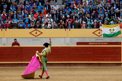 El novillero Juan Carlos Benítez, que ha toreado al único toro del festejo, saluda a la grada durante la lidia. El público, frío al principio, terminó ovacionándolo.