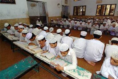 Jóvenes estudiantes aprenden el Corán en la madraza de Jamia Manzoor ul Islam, en Lahore (Pakistán).