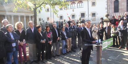 El presidente del PNV Iñigo Urkullu, rodeado de los miembros del EBB.