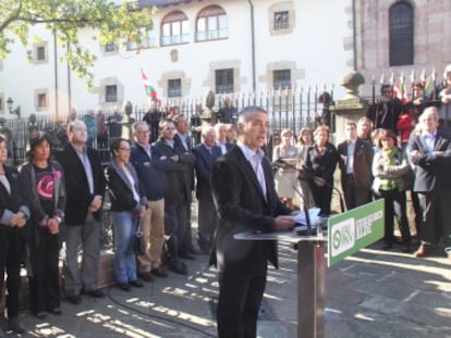 El presidente del PNV I&ntilde;igo Urkullu, rodeado de los miembros del EBB.