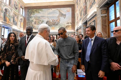 El papa León XIV saludaba este viernes al cantante estadounidense Pharrell Williams, que participará en el concierto del sábado, en una audiencia en el Vaticano.