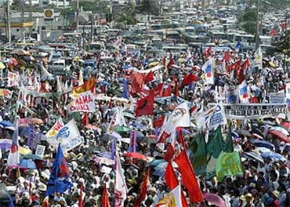Centenares de personas se manifiestan en el centro de Manila durante el discurso de la presidenta Arroyo.