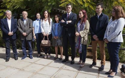 El secretario general del PSOE, Pedro Sánchez (cuarto por la derecha), y la vicepresidenta del Gobierno de Canarias, Patricia Hernández (tercera por la derecha), guardan un minuto de silencio en Santa Cruz de Tenerife por las víctimas de los atentados de Bruselas. "Hoy todos somos Bruselas. Frente al terror prevalecerá la libertad", ha escrito el líder socialista en su cuenta de Twitter.