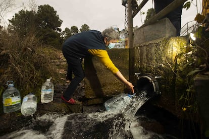 María Ángeles Cabrero recoge agua potable de las fuentes del Cega a cuatro kilómetros de su pueblo, Lastras de Cuéllar.