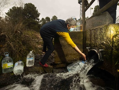 María Ángeles Cabrero recoge agua potable de las fuentes del Cega a cuatro kilómetros de su pueblo, Lastras de Cuéllar.