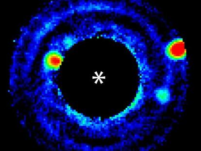 Imagen de tres planetas de distinto tamaño alrededor de una estrella, generada por láser y ocultada en el ensayo del sistema para fotografiar cuerpos del tamaño de la Tierra.