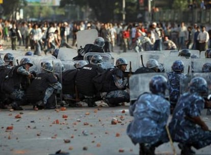 Cientos de manifestantes lanzan piedras a la policía en la capital nepalí