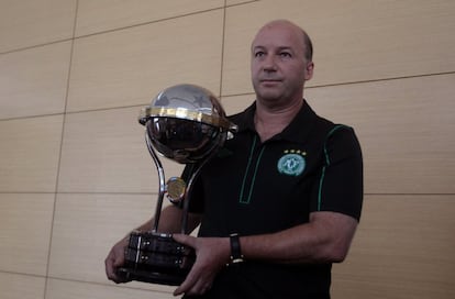 Diretor jurídico da Chapecoense, Marcelo Zolet segura uma réplica da taça da Copa Sul-Americana, entregue pelo presidente da equipe colombiana Independiente Santa Fe, César Pastrana, em Medellín.