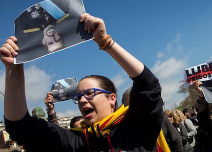 Manifestantes convocados por los CDR protestan por la visita de Felipe VI.