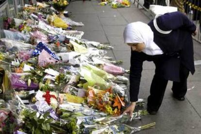Una mujer musulmana deposita un ramo de flores en la estación de metro de Edgware Road, ayer en Londres.