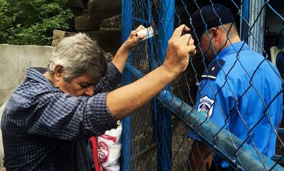 Todos los días arriban nuevas personas en busca de sus familiares a las puertas del centro de la Dirección de Auxilio Judicial de la Policía Nacional, una cárcel de alta seguridad conocida como El Chipote. Este centro lleno de calabozos y con una historia de torturas y violaciones a los derechos humanos es donde llevan a las personas que han sido detenidas en los últimos meses, acusados de terrorismo y desestabilizar el orden social.