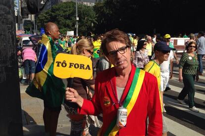 O cabeleireiro Vivaldi Alves, 60 anos, se caracterizou de Dilma Rousseff para protestar em São Paulo. Em seus minutos de fama, ele posou para fotos com manifestantes, e disse que escolheu o visual para "chamar a atenção e ser ouvido". Ele destacou a alta dos impostos e os altos custos para manter seu negócio como um dos motivos de insatisfação com o Governo, e defendeu a intervenção militar temporária, "pra dar uma varrida no país". "Tem que acabar com tudo e começar do zero, não me pergunte como."