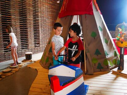 Niños jugando en La isla de los sonidos en el centro cultural Matadero de Madrid.
