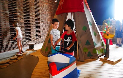 Niños jugando en La isla de los sonidos en el centro cultural Matadero de Madrid.