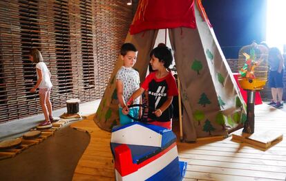 Niños jugando en La isla de los sonidos en el centro cultural Matadero de Madrid.