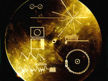 El disco dorado que llevan las Voyager con datos de la humanidad.