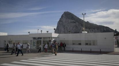 Un grupo de personas tras cruzar la aduana del paso con Gibraltar, el pasado sábado, en La Línea de la Concepción.