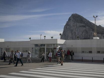 Un grupo de personas tras cruzar la aduana del paso con Gibraltar, el pasado sábado, en La Línea de la Concepción.