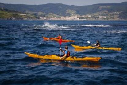 Kayaks de mar en la ría de Mundaka-Gernika.